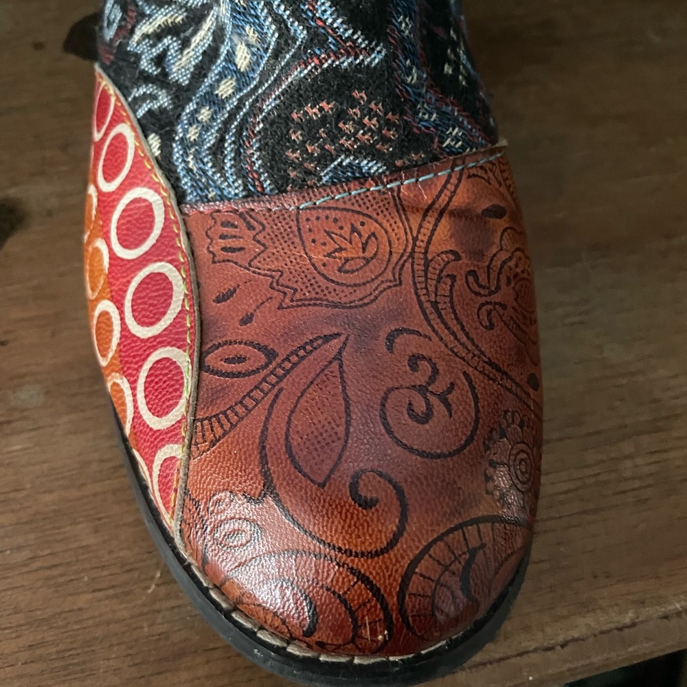 Stylish Patterned Ankle Boots - image 4